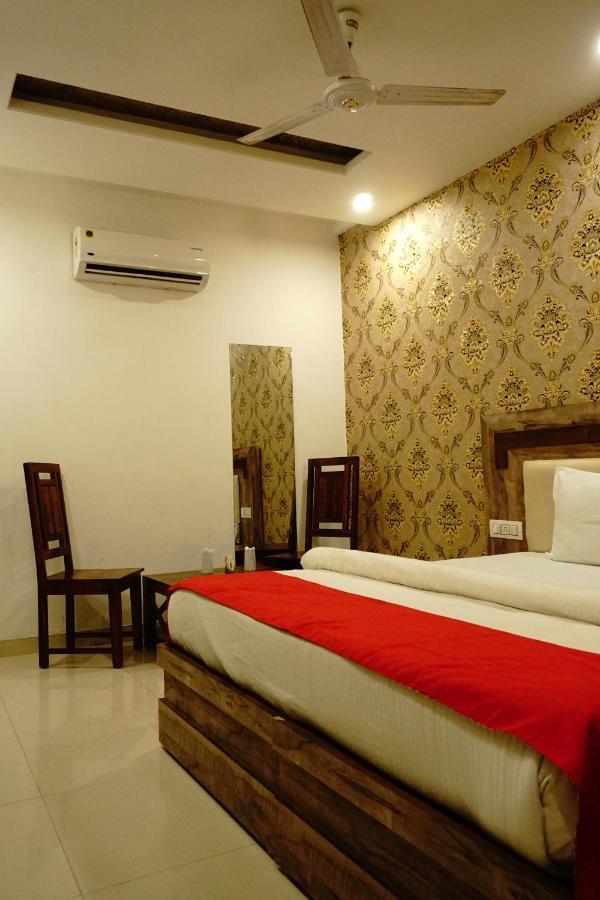 Hotel Almond Zirakpur Kültér fotó